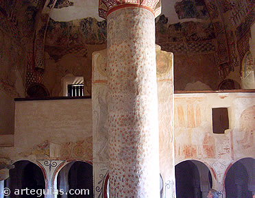 Tribuna tras la columna-palmera