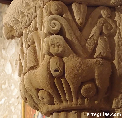 La ermita de San Rom&aacute;n de Escalante sobresale por la abundante escultura del interior de la cabecera