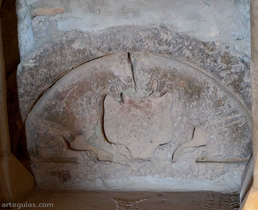 T&iacute;pmano descontextualizado bajo el altar que representa dos leones