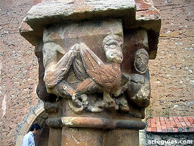 Capitel decorado con arpías