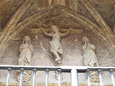 Detalle escult&oacute;rico de la Catedral de Huesca: Calvario g&oacute;tico.