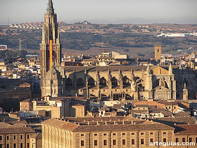 Atardecer sobre la catedral g&oacute;tica de Toledo
