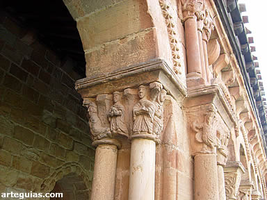 Foto con algunas de las arquerías del claustro de la Concatedral de San Pedro