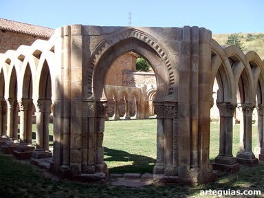 Una de las puertas de acceso al patio interior