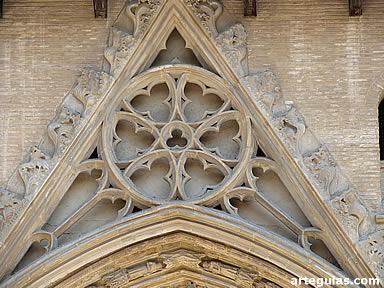 Gablete de la puerta de la Catedral