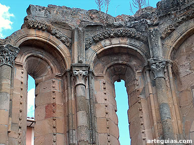 Ruinas de la iglesia románica de San Nicolás
