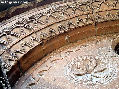 Detalle de una de las puertas