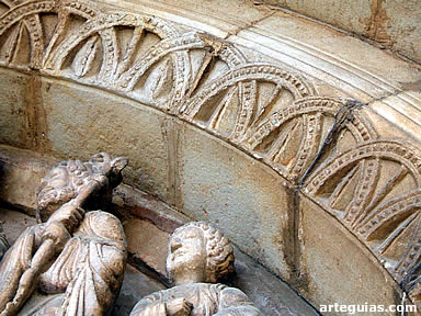 Esculturas del tímpano de la puerta