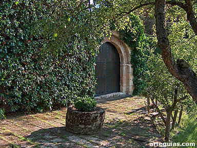 Una de las puertas románicas pertenecientes al antiguo templo de San Polo