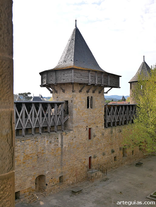 Torre con matacan de madera. Ciudadela de Carcasona, Francia 