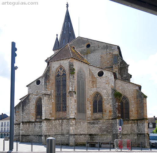 La iglesia de Saint-Pierre de Orthez desde el este