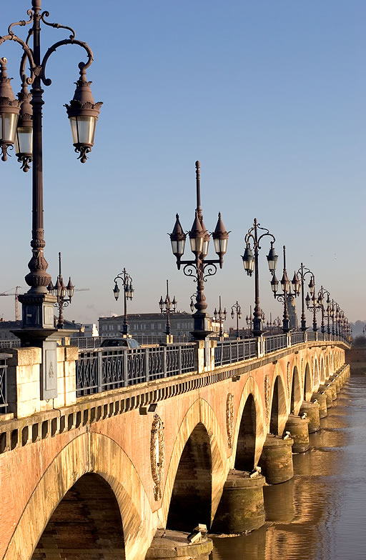 Puente de Piedra de Napol&eacute;on sobre el r&iacute;o Garona