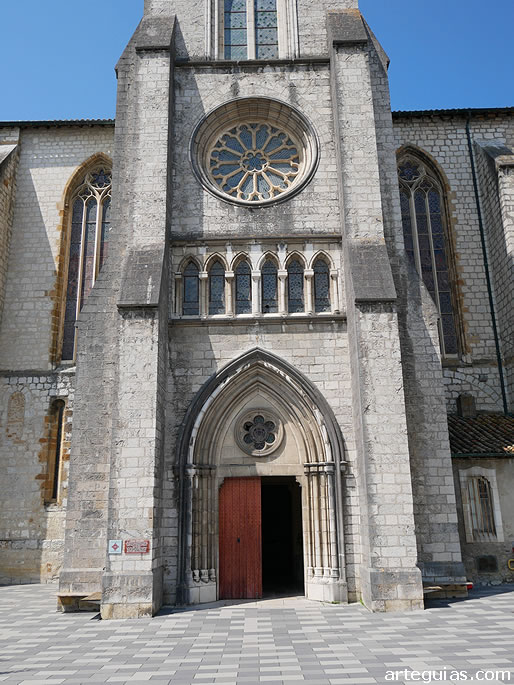 Fachada meriidional con la puerta y torre del siglo XX