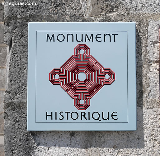 La iglesia de Saint-Pierre est&aacute; declarada Monumento Hist&oacute;rico de Francia
