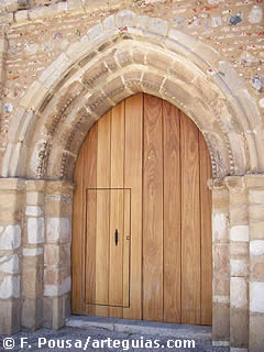 Puerta occidental de la iglesia