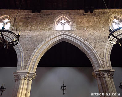 Alzado de dos pisos: arcos formeros y claristorio con ventanales b&iacute;foros