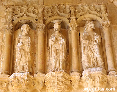 Parte del apostolado rom&aacute;nico bajo arquer&iacute;as renacentistas