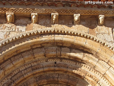 Arquivoltas y canecillos de la puerta. Iglesia rom&aacute;nica de Osona, Soria