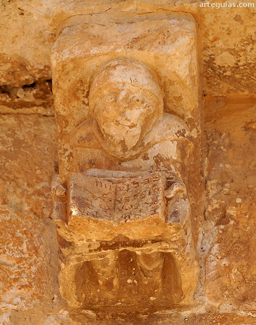 Canecillo con la inscripción de la fecha de 1081