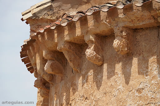 Canecillos del ábside completamente erosionados