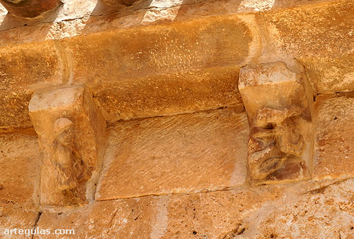 Canecillos de la galería porticada