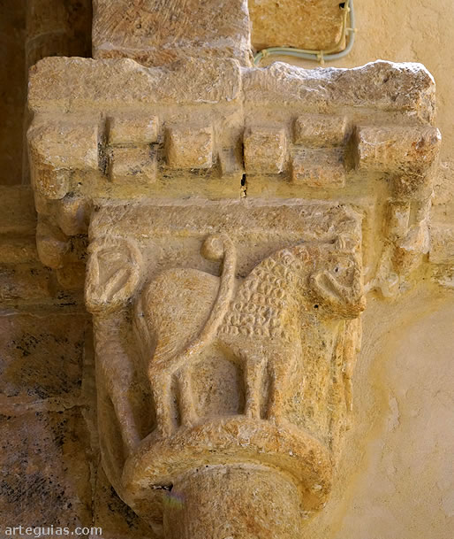 Capitel con un león en el arco del triunfo