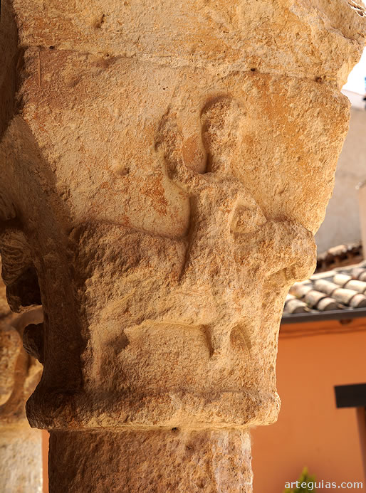 Capitel con un guerrero de la galería porticada