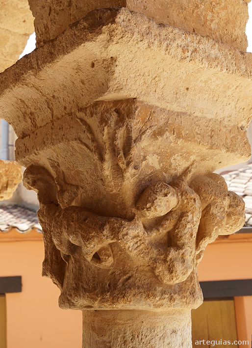 Capitel zoomorfo: combate entre animales
