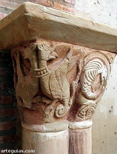 Capitel dobre con columnas pareadas