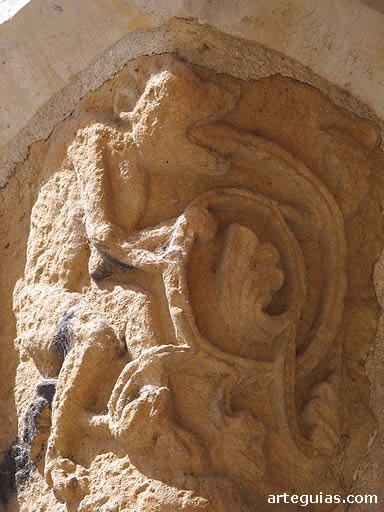 Capitel con un diablo de cuya boca sale un tallo vegetal