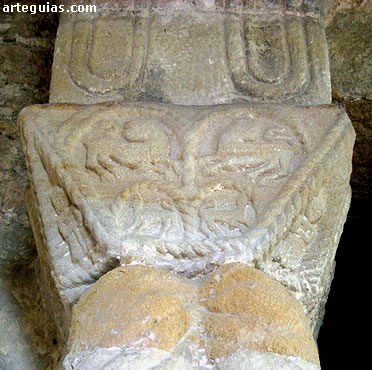 Capitel figurado y sigueado de Santa Mar&iacute;a del Naranco