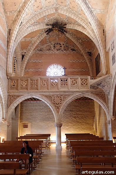 Pies de la iglesia con el coro