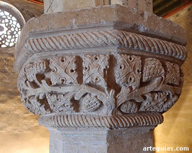 Capitel de una de las columnas que sujeta el coro