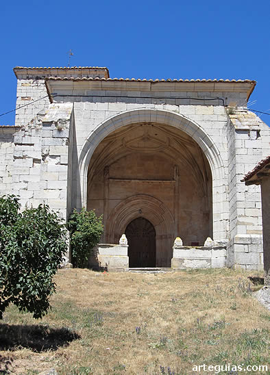 Fachada meridional de la iglesia de San Fructuoso de Colmenares de Ojeda (Palencia)