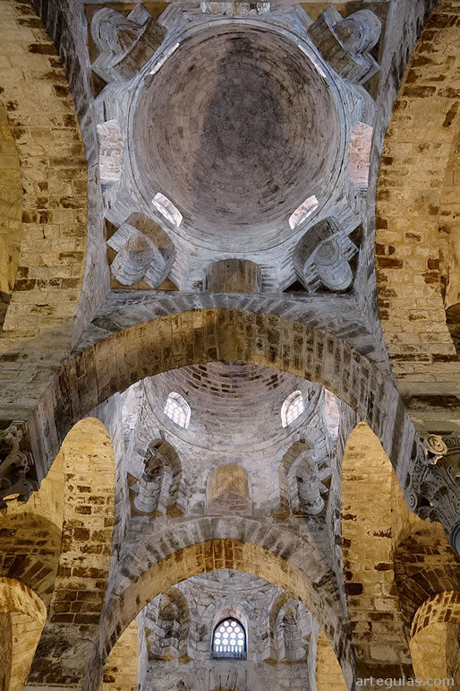 Tres cúpulas del interior de San Cataldo