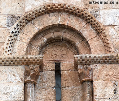 Ventanal con un t&iacute;mpano decorado con una cruz