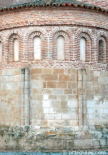 Transici&oacute;n de la piedra al ladrillo en uno de los &aacute;bsides
