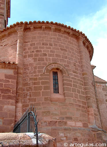 &Aacute;bside de la iglesia de Hijes