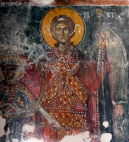 Arc&aacute;ngel lujosamente ataviado