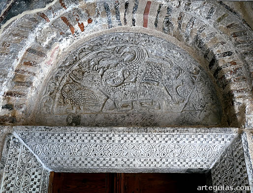 Dintel y t&iacute;mpano de la puerta occidental de la iglesia de Agios Petros de Kastania