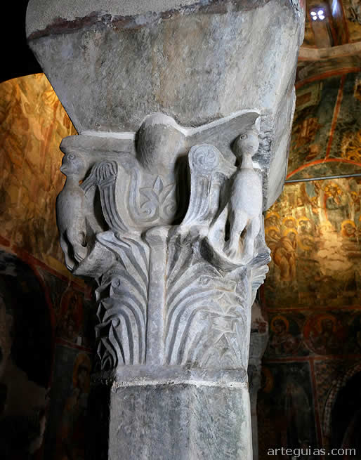 Una de las cuatro columnas de esta iglesia de Kastania con su capitel esculpido con aves