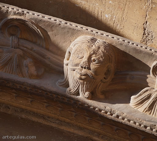 Arquivolta con un hombre barbado y largos bigotes