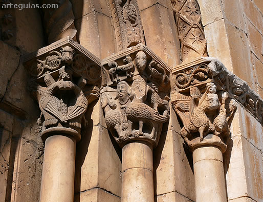 Columnas del lado este de la puerta rom&aacute;nica de la iglesia