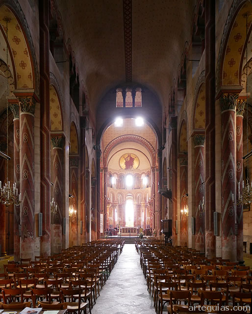 Interior de la iglesia de la abad&iacute;a de Issoire