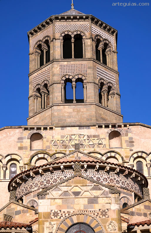 Macizo barlongo y torre campanario de la iglesia de Isooire