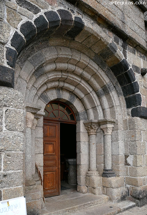 Puerta rom&aacute;nica de la iglesia de NAsbinals