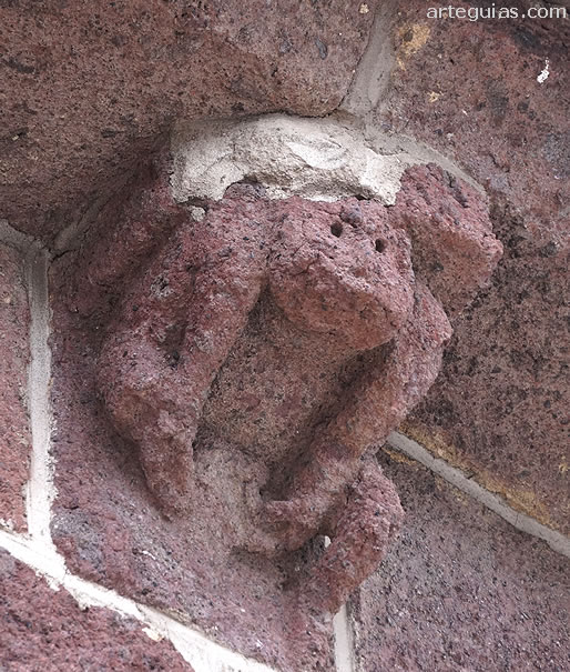 Canecillo con un mono