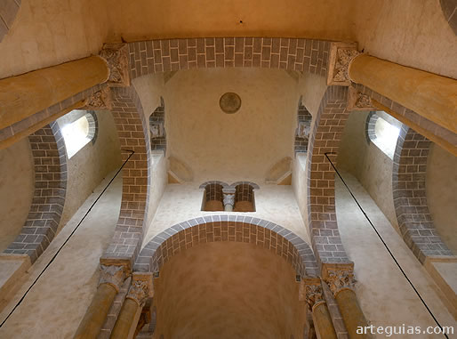 C&uacute;pula que sostiene el macizo barlongo de la iglesia de Saint-Nectaire