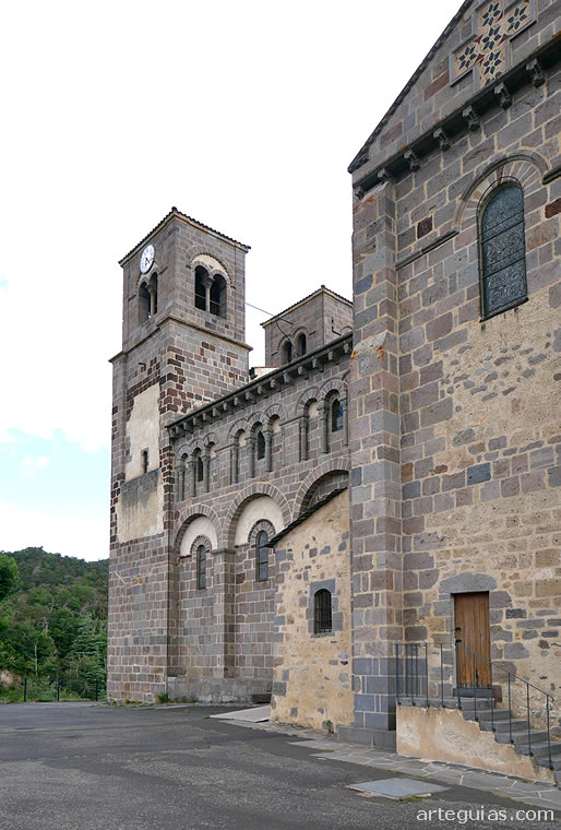 Costado meridional del templo rom&aacute;nico de Saint-Nectaire