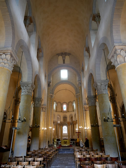 Aspecto interior de la iglesia rom&aacute;nica de Saint-Nectaire, Auvernia